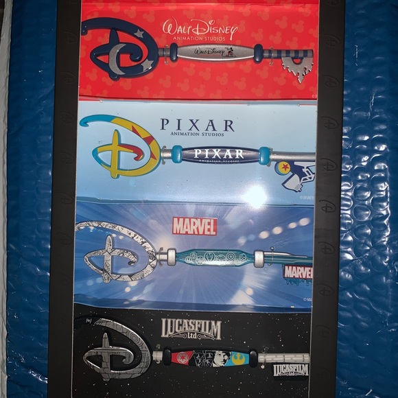 Disney Store Starter Collectible Key Set Pixar NEW - Picture 2 of 4